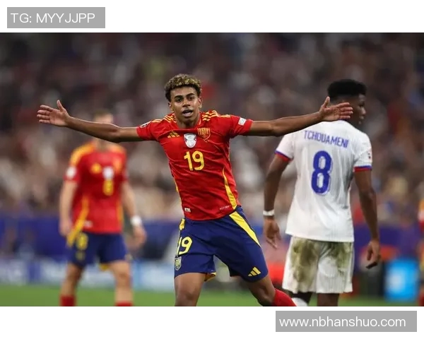 姆巴佩与亚马尔赛后热情拥抱，传递着真情意，球迷拍手称赞